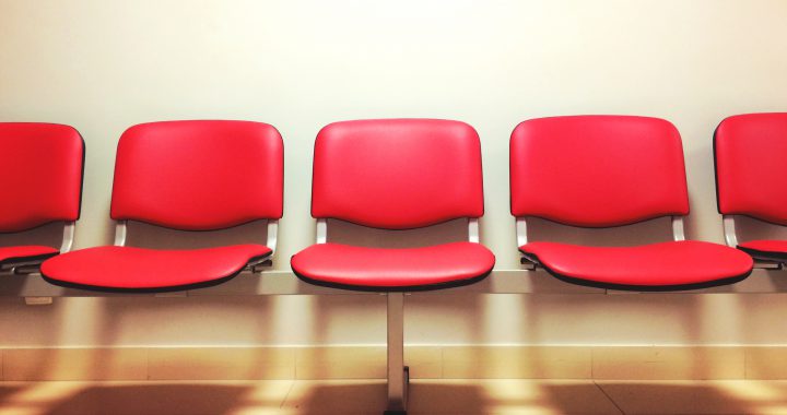 https://www.pexels.com/photo/seats-waiting-room-9585