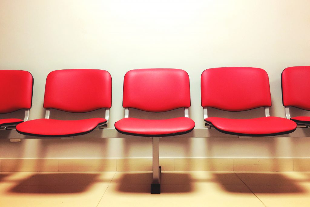https://www.pexels.com/photo/seats-waiting-room-9585