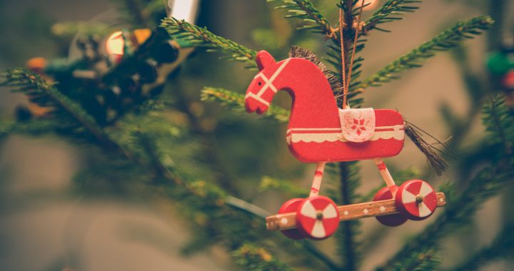 https://www.pexels.com/photo/brown-and-red-horse-decor-hanged-on-christmas-tree-212311/
